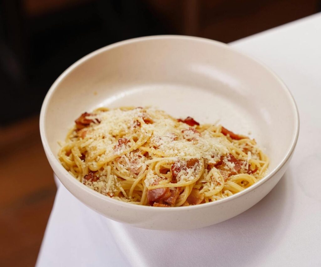 Pasta carbonara på tallrik