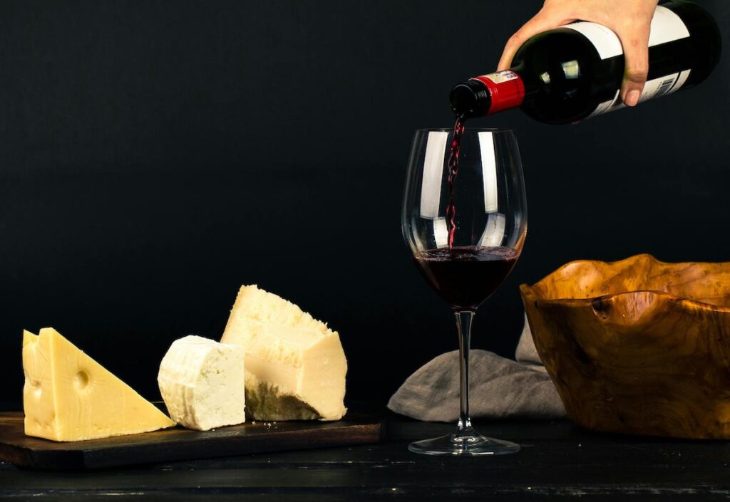 Rött vin i glas