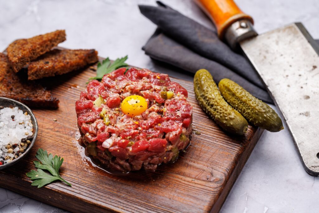 Råbiff serveras med klassiska ingredienser