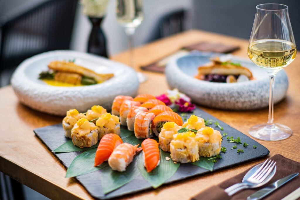 Vitt vin serveras till sushi