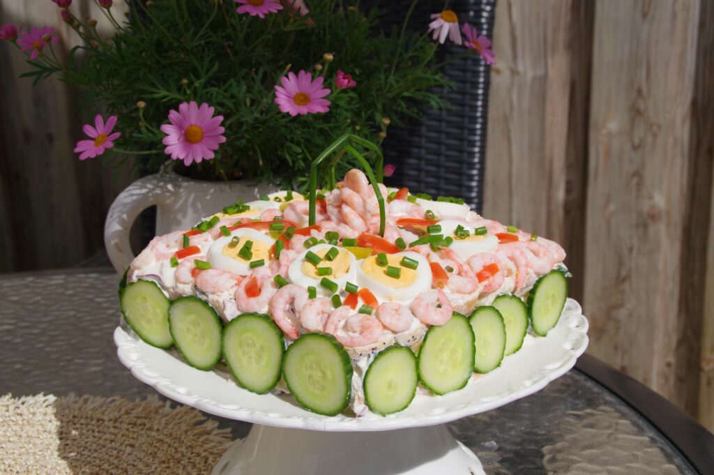 Smörgåstårta med räkor, ägg och gurka